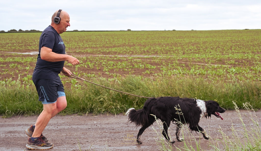 Une participante court avec son chien