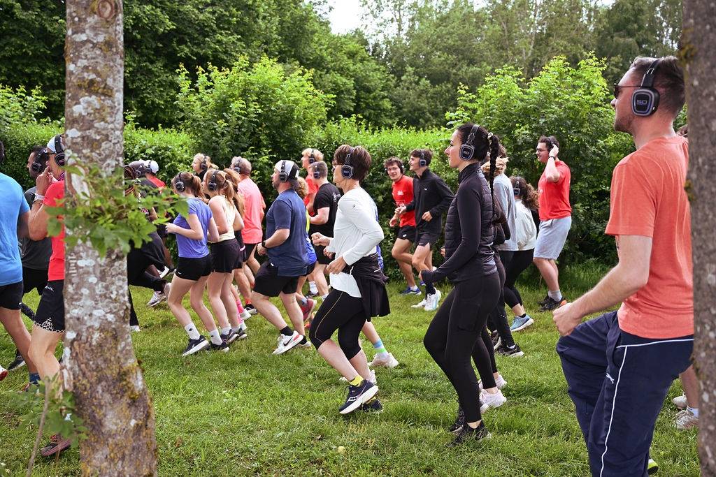 Échauffement collectif dans l'herbe au village