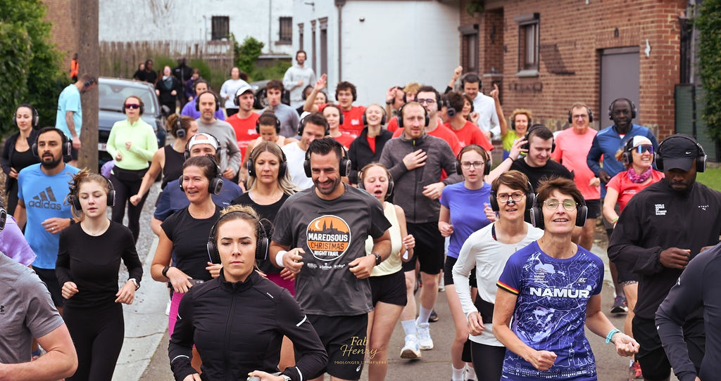 Le peloton avance dans la rue, casques sur les oreilles