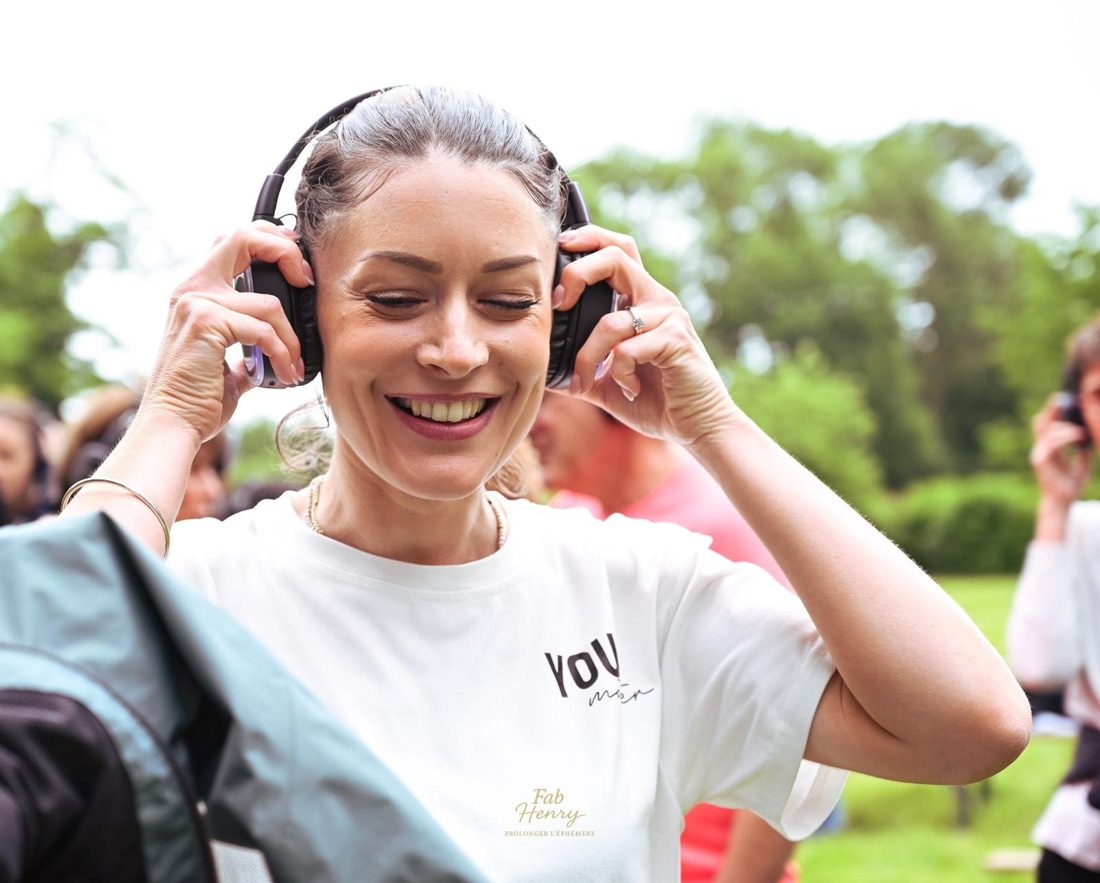 Une participante souriante ajuste son casque