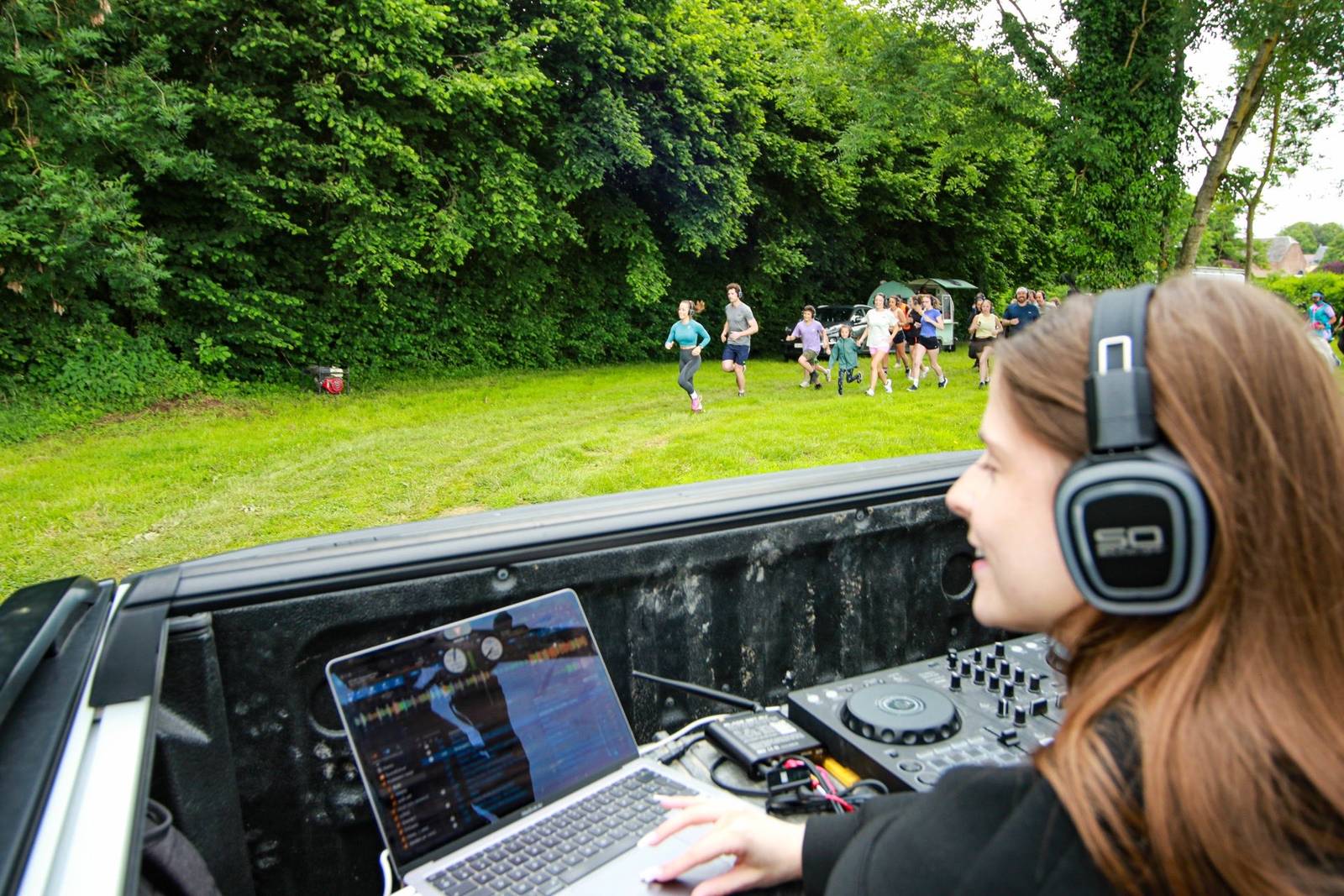 Le DJ face aux coureurs depuis le pick-up